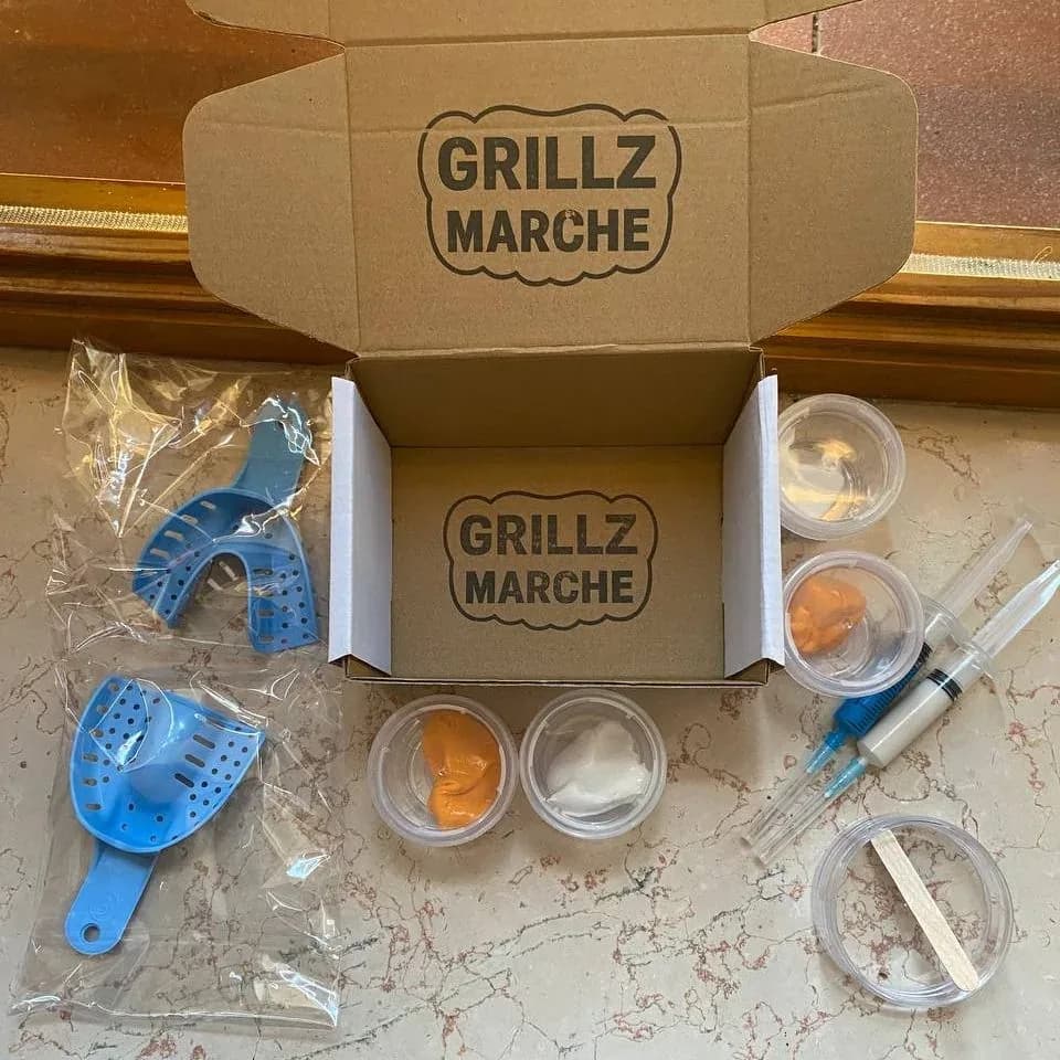 Il kit impronta Grillz Marche per prendere l'impronta dei denti a casa