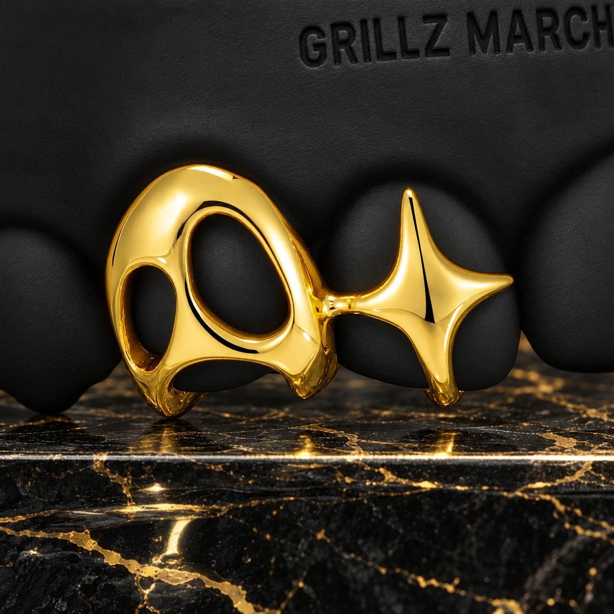 Traforo fuso e stella: grillz su misura su 2 denti, finitura PVD effetto oro