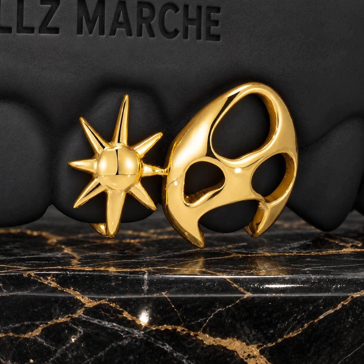 Sole a punte e traforo: grillz su misura su 2 denti, finitura PVD effetto oro