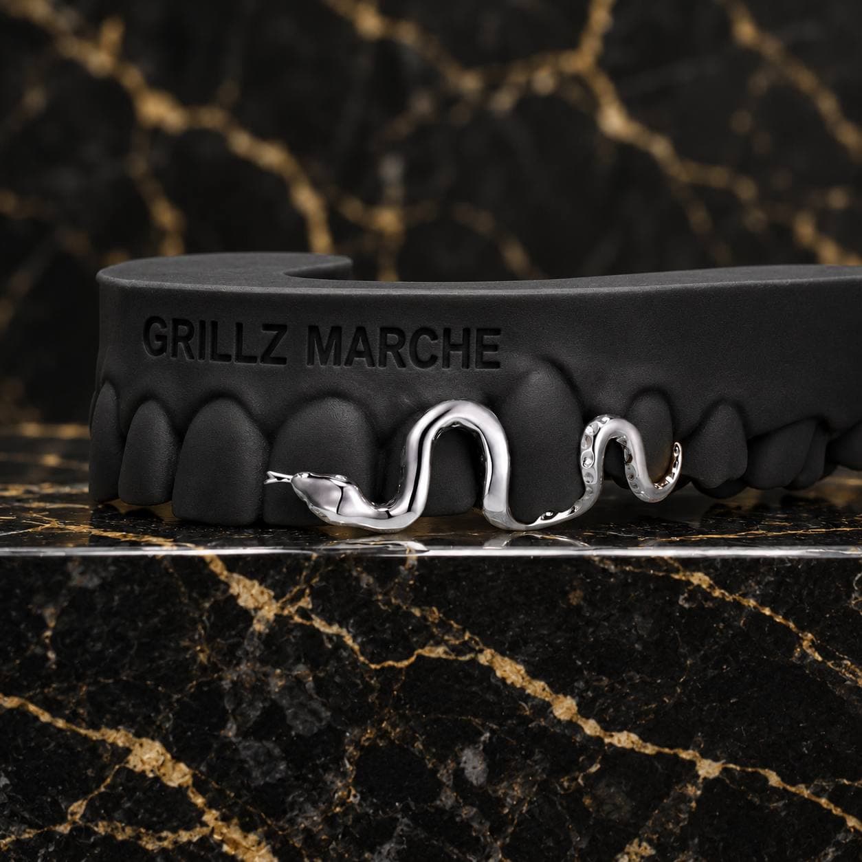 Serpente: grillz su misura su 4 denti, cromo-cobalto lucidato a specchio o finitura PVD effetto oro