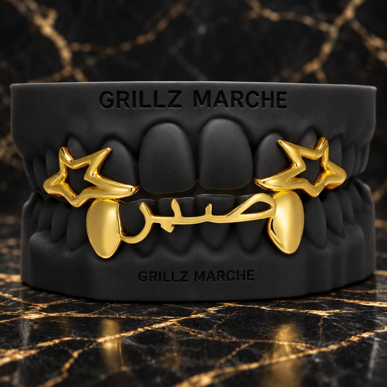 Stelle open face e scritta araba: grillz su misura su 12 denti, finitura PVD effetto oro