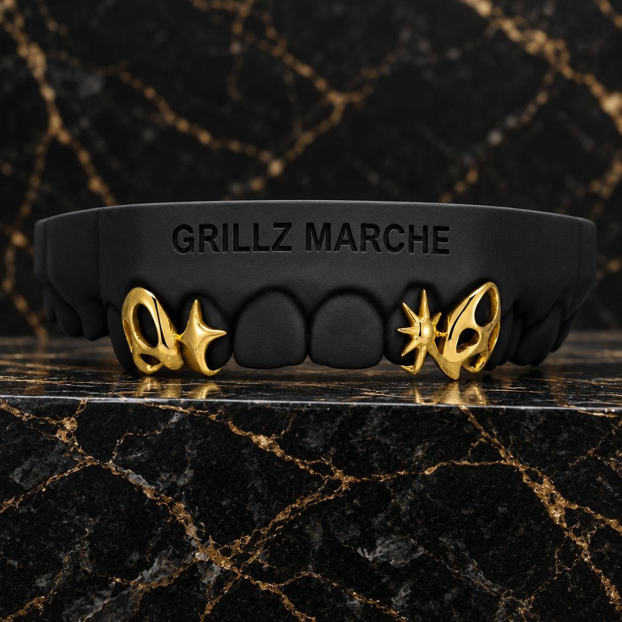 Traforato con stelle: grillz open face su misura su 4 denti, finitura PVD effetto oro