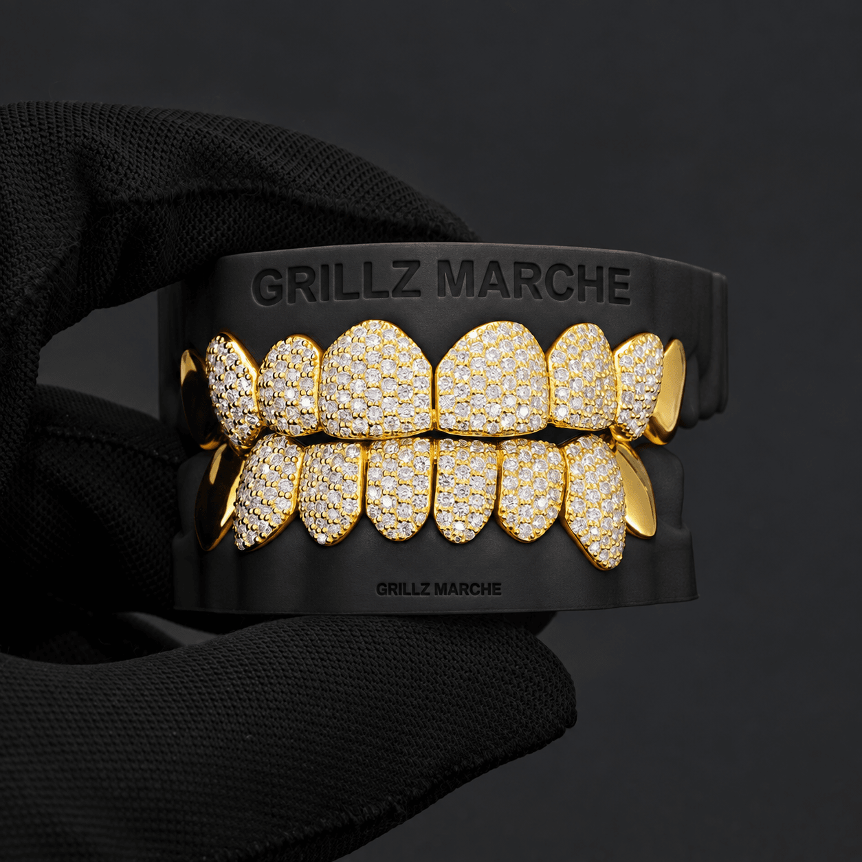 Grillz con pietre su misura su 16 denti, finitura PVD effetto oro