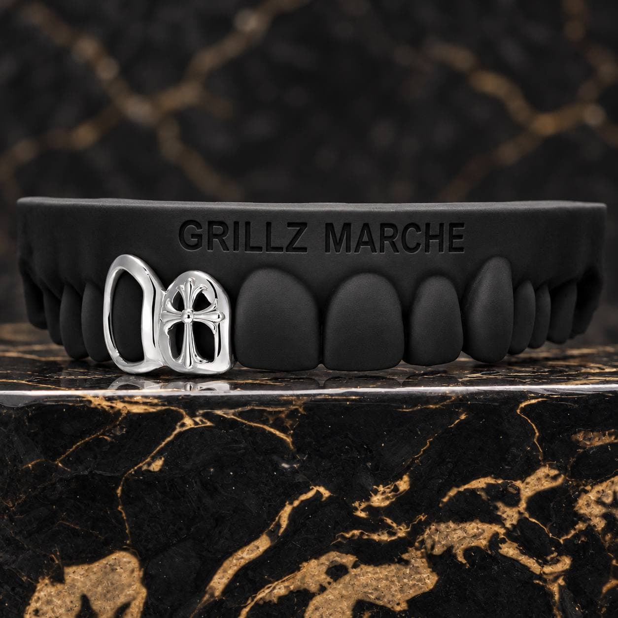 Croce gotica e cornice: grillz open face su misura su 2 denti, cromo-cobalto lucidato a specchio